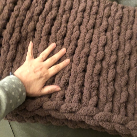 TAKING ORDERS NOW I make chunky blankets , small 65.00, med 85.00, large 145.00 - Picture 11 of 16